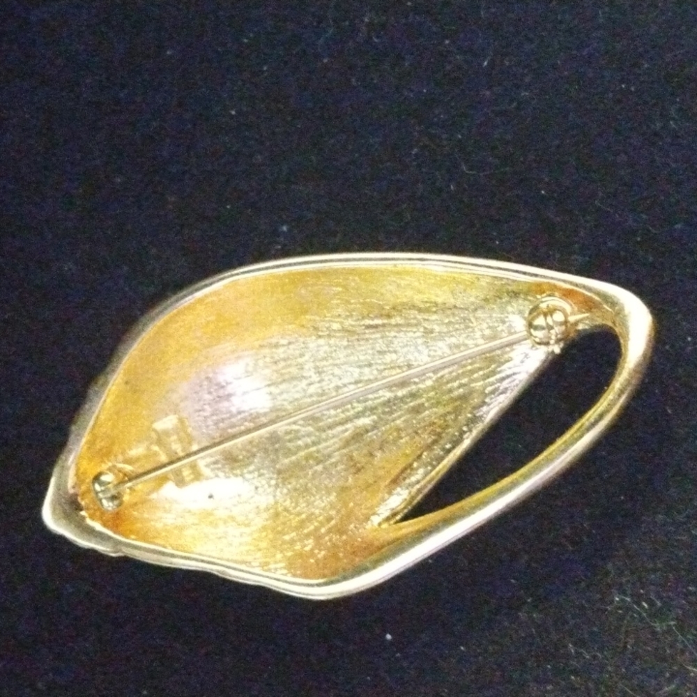 Trifari Shell pin - Picture 3 of 4
